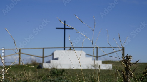 Cruz de una tumba en lo alto del cerro 