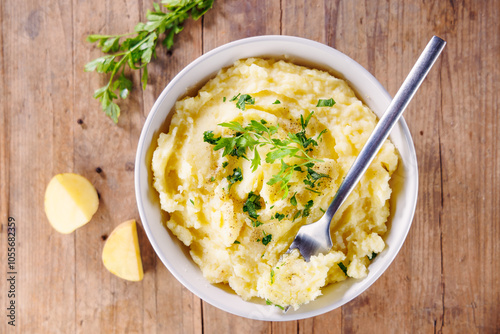 Fotografie bowl of creamy mashed potatoes with butter and parsley