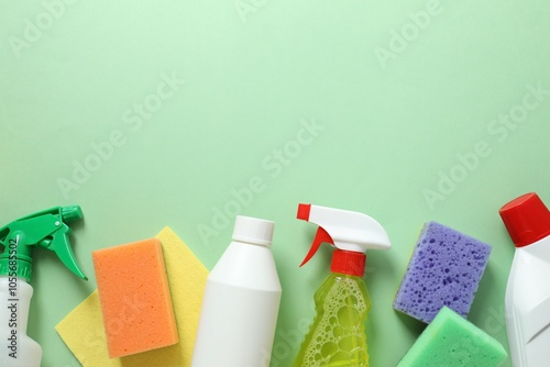 Foto Many different house cleaning products on color background, top view