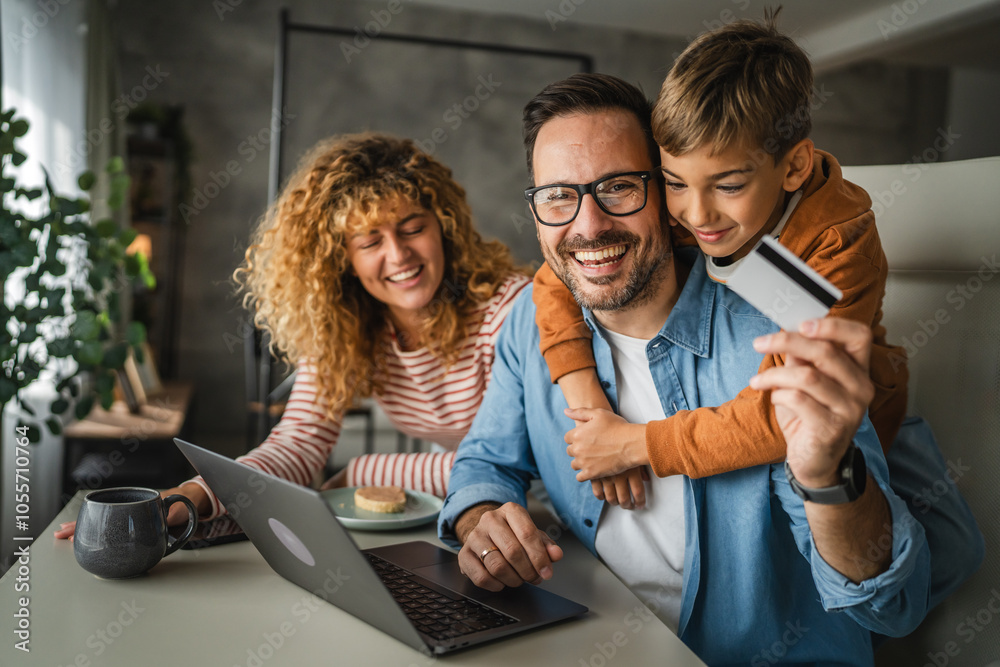 Fototapeta premium family of 3 have online shopping on laptop with credit card