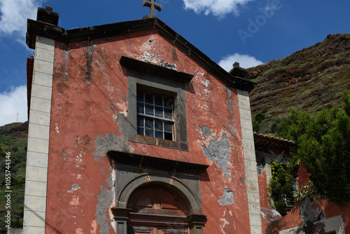 Obraz na płótnie ruins of Capela de Nossa Senhora da Piedade in Jardim do Mar; the parish of Jardim do Mar is one of the favourite destinations of the surfing community (Madeira, Portugal) w salonie