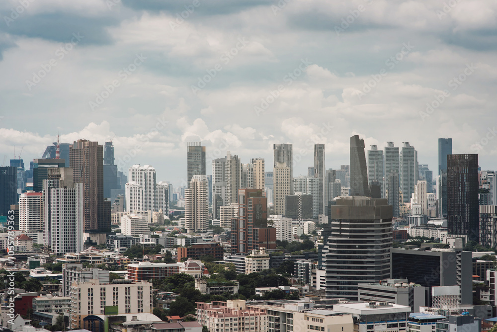 Fototapeta premium Bangkok cityscape with downtown city centre and modern skyscrapers.