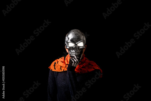 Portrait avec un masque de tête de mort en guise de déguisement pour Halloween