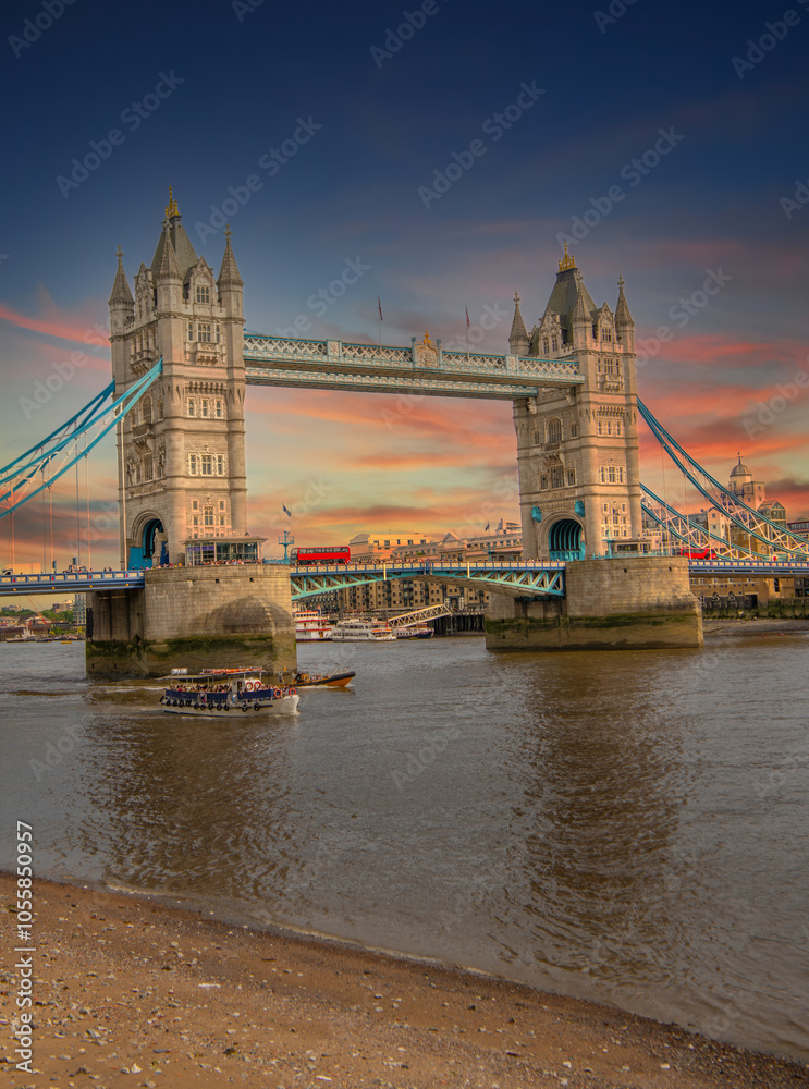 Obraz premium The skyline of London: from the Tower Bridge to London Bridge during sunset time, United Kingdom