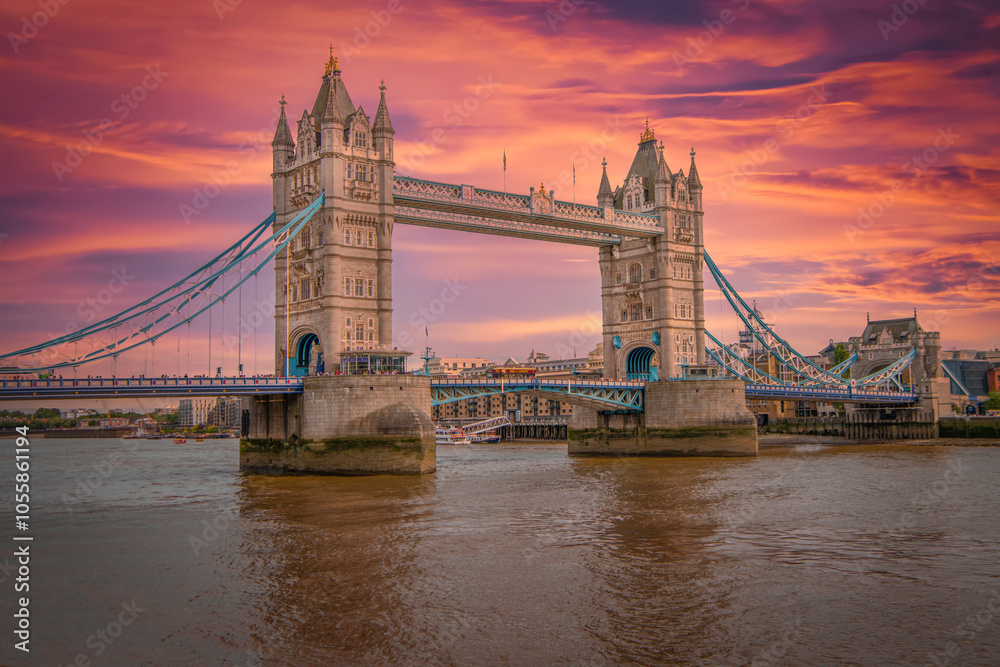Obraz premium The skyline of London: from the Tower Bridge to London Bridge during sunset time, United Kingdom