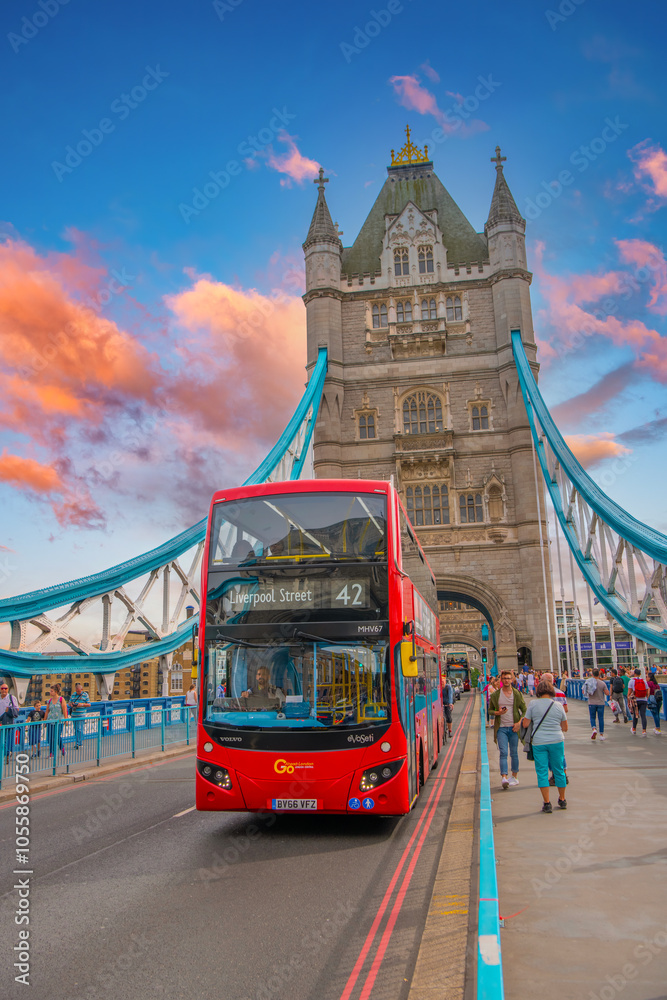 Obraz premium The skyline of London: from the Tower Bridge to London Bridge during sunset time, United Kingdom
