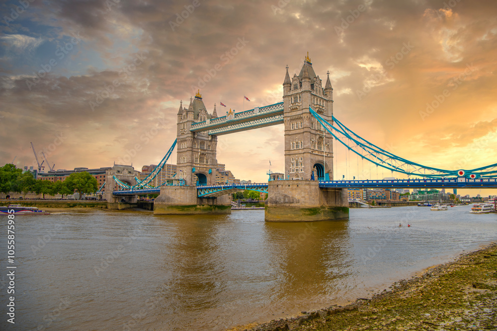 Obraz premium The skyline of London: from the Tower Bridge to London Bridge during sunset time, United Kingdom