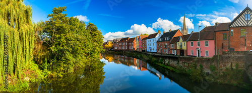 Foto Beautiful panorama of Quay Side architecture reflected in River Wensum