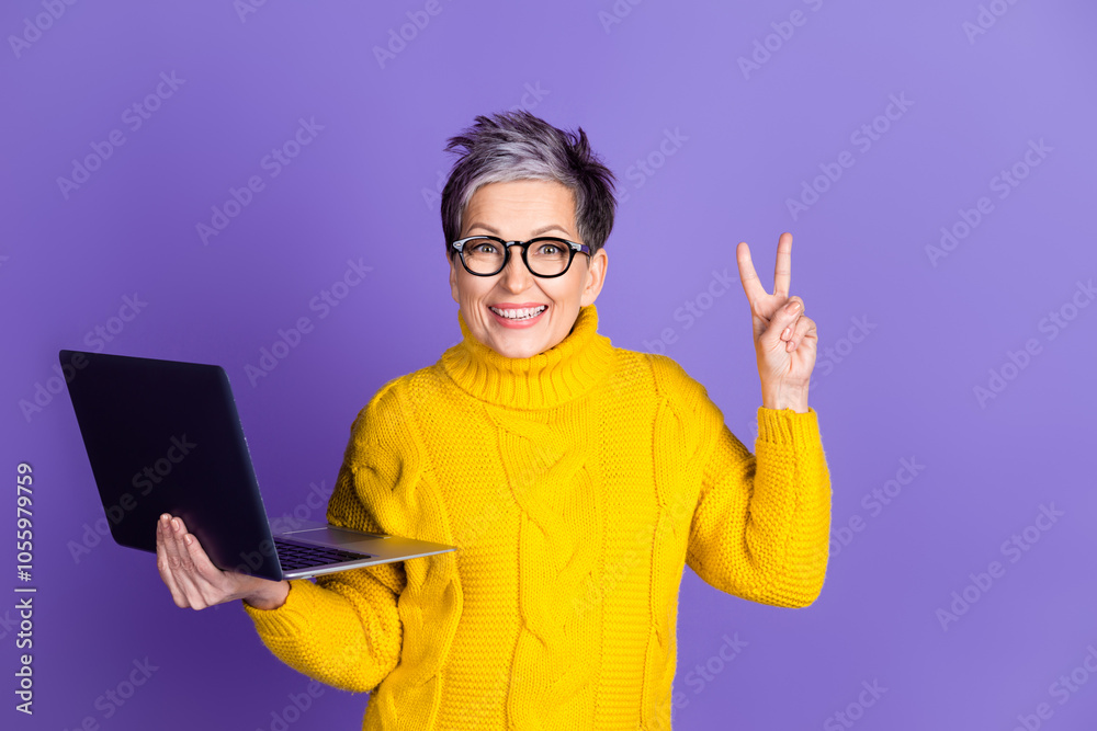 Φωτογραφία Photo of adorable funny woman yellow knitwear showing v-sign chatting instagram