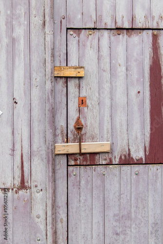 poignée de porte en bois violet photo