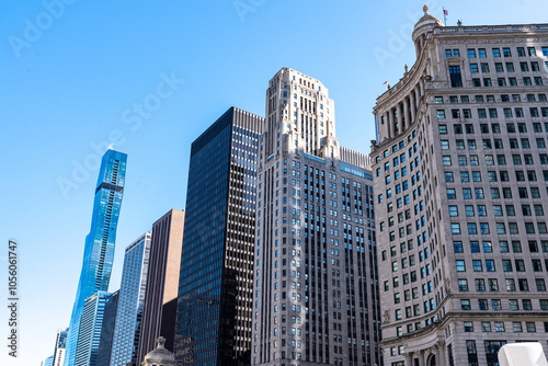 Obraz na płótnie The Skyscrapers of Chicago along the Chicago River at Midday w salonie