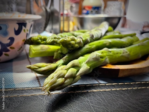 Espárragos sobre una mesa, servidos para un almuerzo