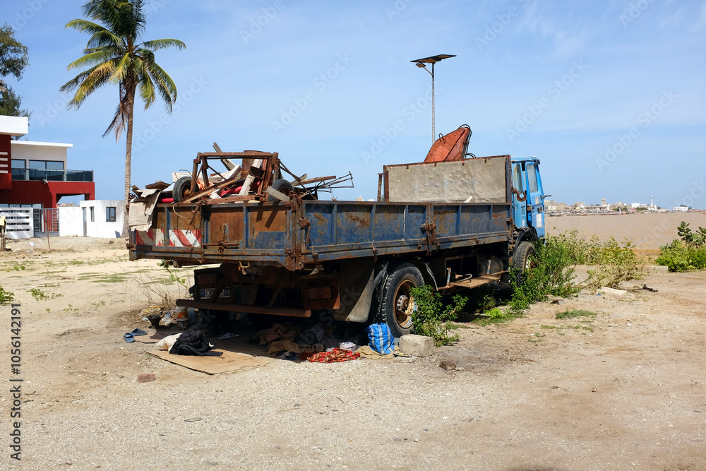 Obraz premium véhicule à l'abandon dans l'ancienne ville coloniale de Saint Louis du Sénégal en Afrique de l'Ouest