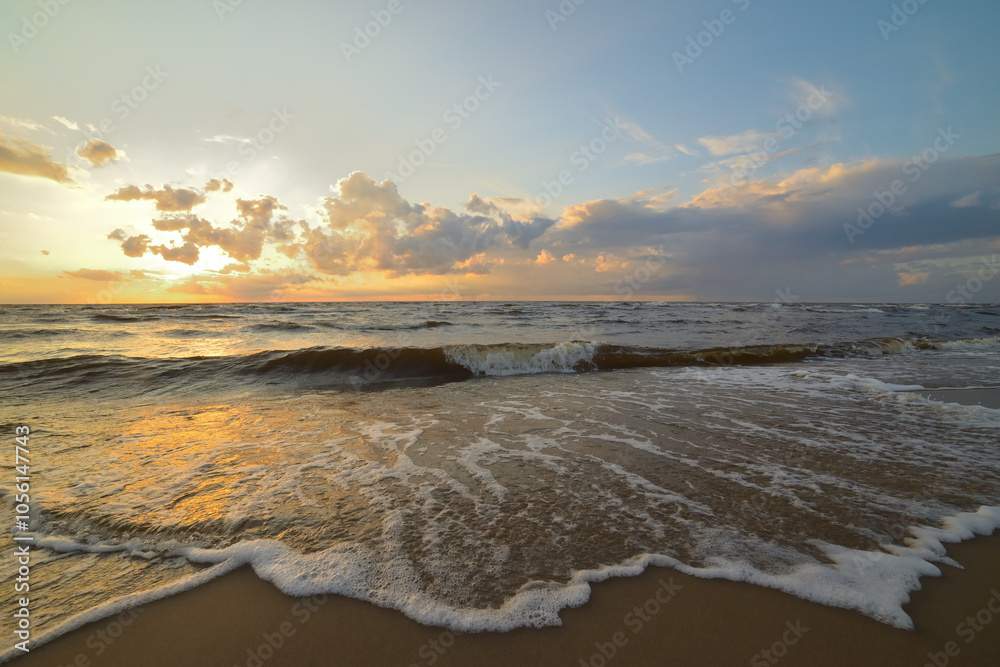 Obraz premium Sunrise over the sea and beautiful cloudscape.