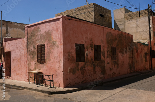 bâtiment en ruine dans l'ancienne ville coloniale de Saint Louis du Sénégal en Afrique de l'Ouest