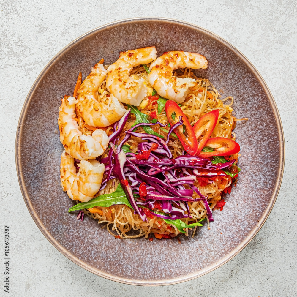 Naklejka premium Stir-fried shrimp with vermicelli