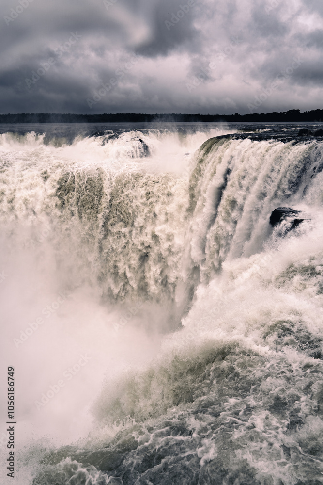 Vistas de las Cataratas del Iaguzú un dia tormentoso y con mucha agua cayendo Vistas de las Cataratas del Iaguzú un dia tormentoso y con mucha agua cayendo
