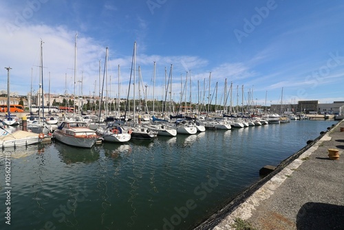 Doca de Belem, port de plaisance, ville de Lisbonne, Portugal photo