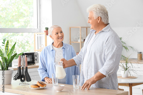 Happy senior couple with ta...