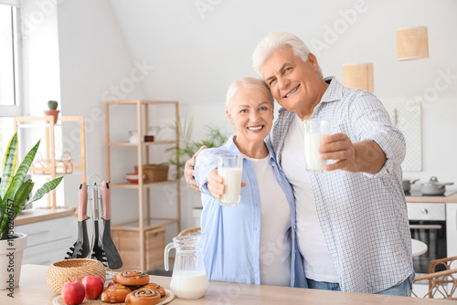 Happy senior couple with gl...