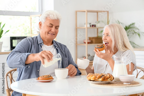 Happy senior couple with ta...