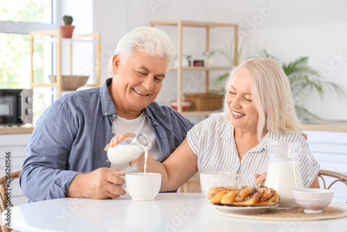 Happy senior couple with ta...