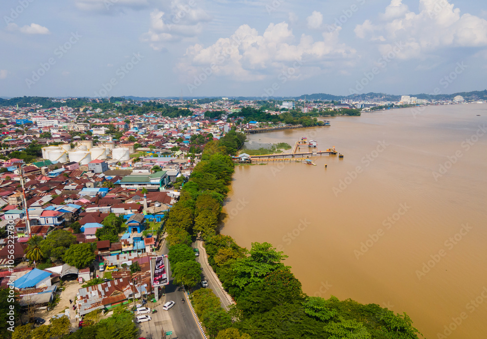 Fototapeta premium Densely populated area on the banks of the Mahakam River in Samarinda City, East Kalimantan, Indonesia, seen from an aerial view. Samarinda is a business city in East Kalimantan.