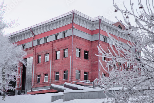 Konstfotografi Snow-covered trees around the Khabarovsk Museum of Local Lore after heavy snowfall in the morning at sunrise