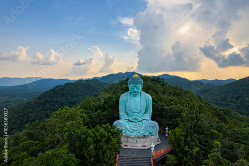 Fotografía Beautiful aerial view of Great Buddha or Kamakura Daibutsu statue at sunset time in Wat Phra That Doi Phra Chan temple, Lampang, Thailand
