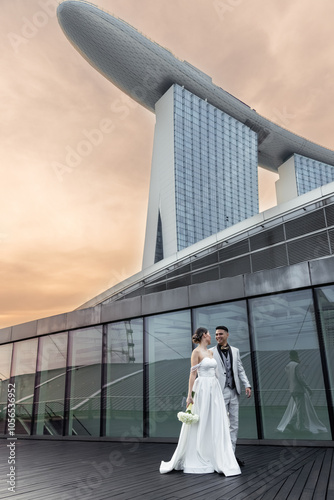 Photography Bride and groom against the backdrop of the city of Singapore