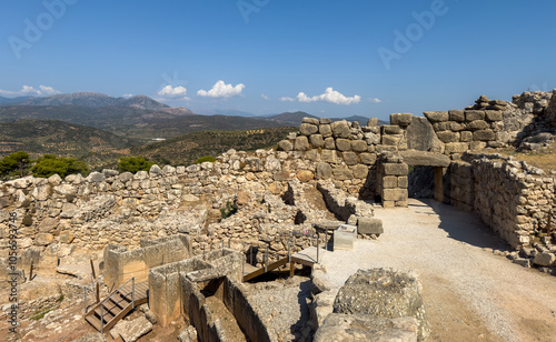 Obraz na płótnie Mycenae, Greece. Archaeological site, main entrance of the citadel, Lion gate and cyclopean masonry, w salonie