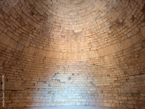 Obraz na płótnie Interior of Clytemnestra Tomb at the Mycenae archaeological site, Greece. Mycenaean stone tholos roof indoor w salonie
