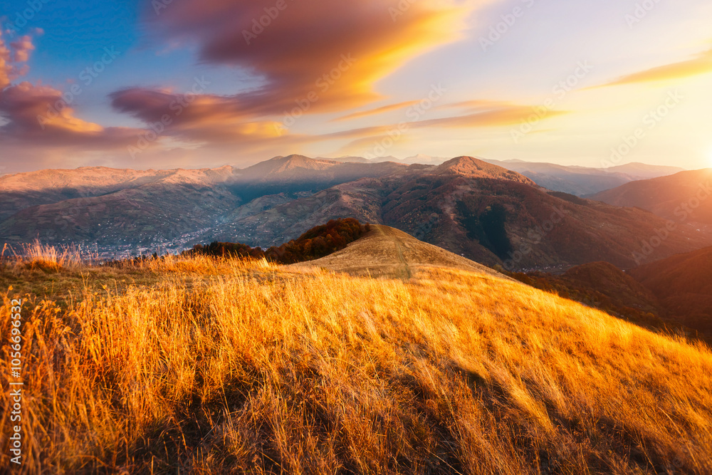 Obraz premium A fantastic sunset in the mountains with distant ridges illuminated by the sun. Carpathian mountains, Ukraine.