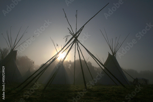 Promienie słońca pośród tipi