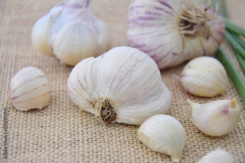 Garlic is a useful vegetable for colds. photo