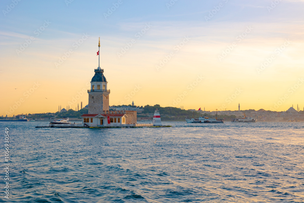 Fototapeta premium Kiz Kulesi aka Maiden's Tower and cityscape of Istanbul at sunset