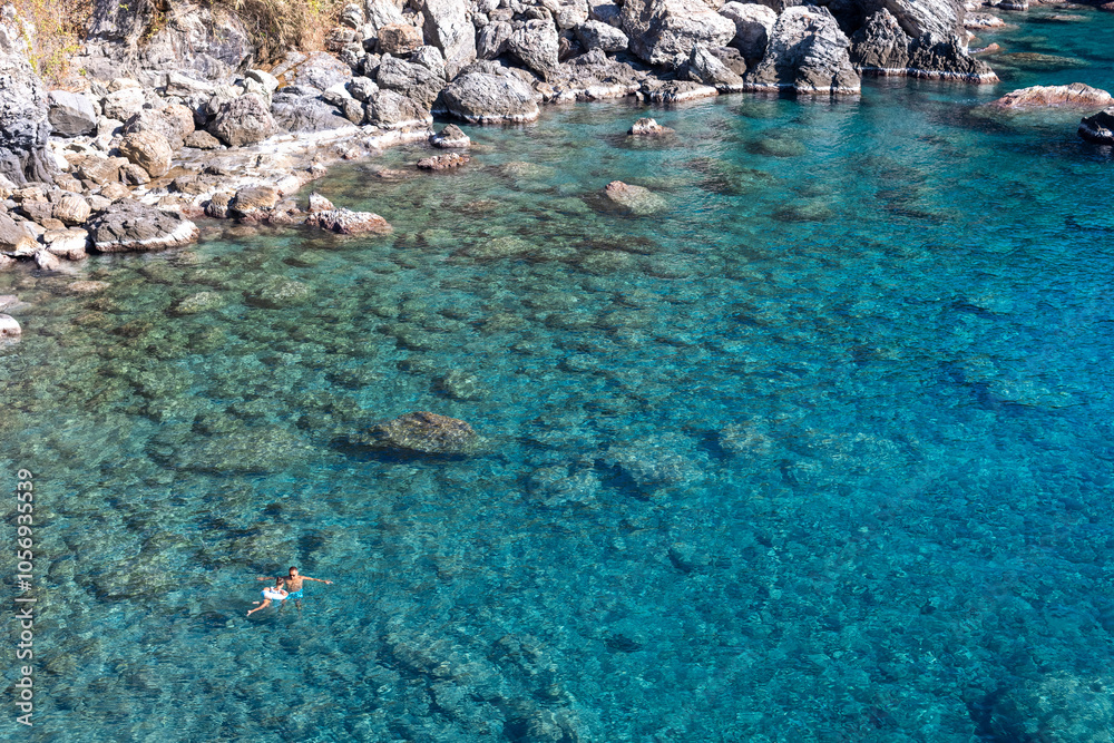 A Perfect Day in Paradise: Father and Daughter Explore a Stunning Cove A Perfect Day in Paradise: Father and Daughter Explore a Stunning Cove