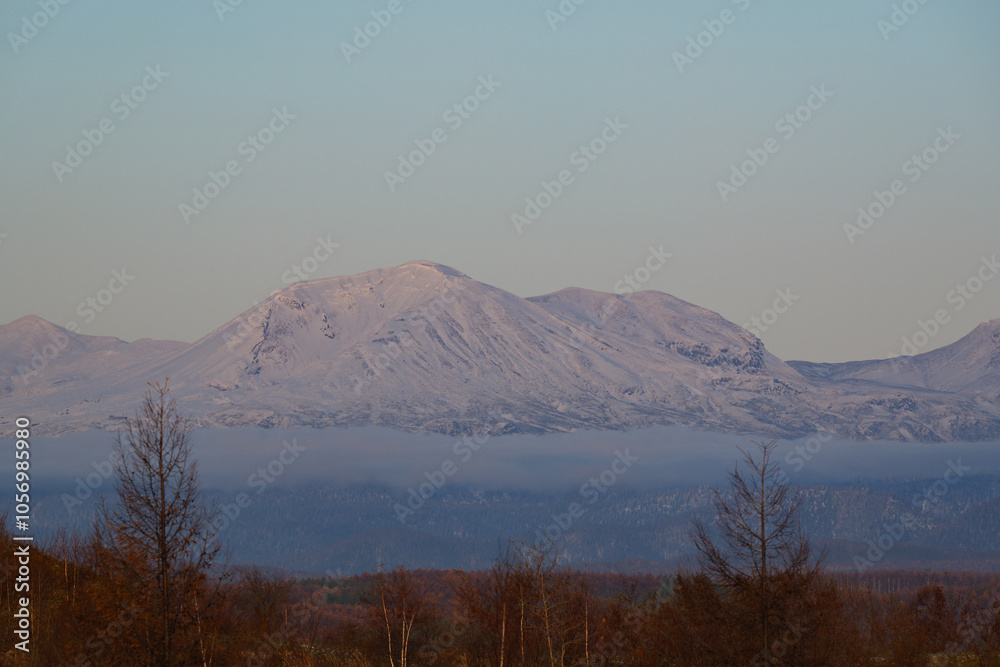 Fototapeta premium 秋の夕暮れの十勝岳と紅葉風景