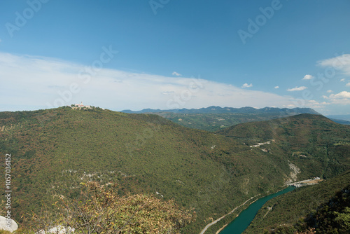 vista panoramica con alta gamma dinamica di un ambiente naturale di alta collina e montagna nella Slovenia occidentale, di giorno, in estate