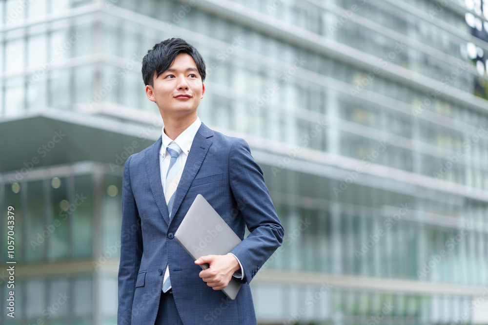 ビジネスマン　ノートパソコン