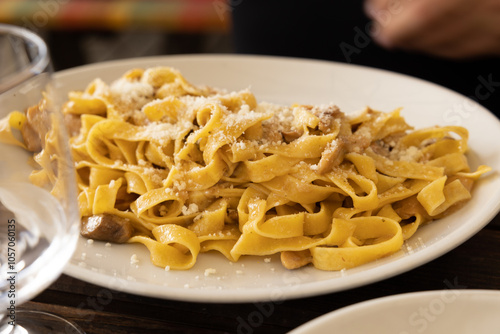 dettagli di un piatto di tagliatelle e funghi photo