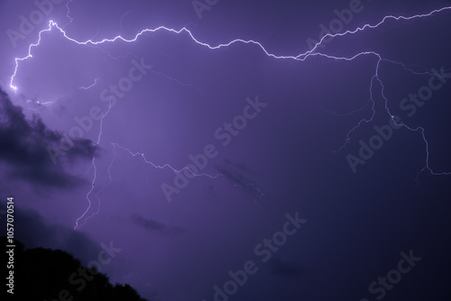 Obraz na płótnie dettaglio di alcuni fulmini che colorano il cielo e le nuvole di viola, durante un temporale estivo notturno w salonie