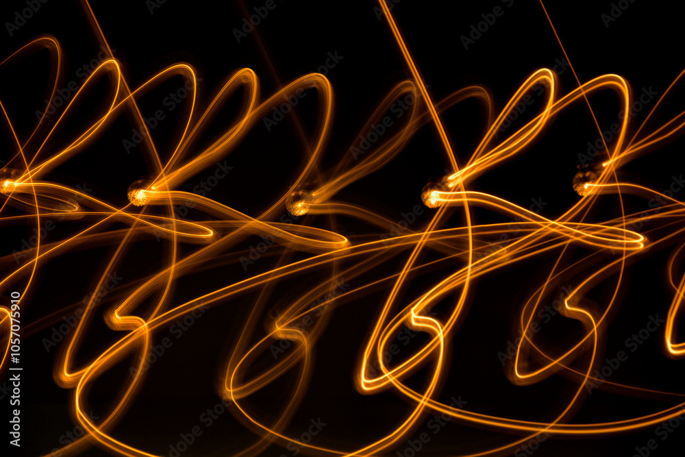 malowane światłem, obraz świetlny z wzorami i kształtami, abstrakcyjna fotografia z poruszającymi się światłami, Blurred Light painting, żółte maziaje świetlne, light painting photography, abstarct