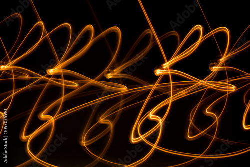 Obraz na płótnie malowane światłem, obraz świetlny z wzorami i kształtami, abstrakcyjna fotografia z poruszającymi się światłami, Blurred Light painting, żółte maziaje świetlne, light painting photography, abstarct w salonie