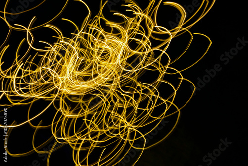 Obraz na płótnie malowane światłem, obraz świetlny z wzorami i kształtami, abstrakcyjna fotografia z poruszającymi się światłami, Blurred Light painting, żółte maziaje świetlne, light painting photography, abstarct w salonie