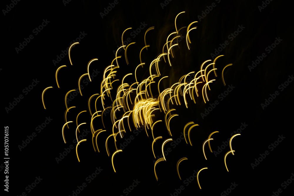 malowane światłem, obraz świetlny z wzorami i kształtami, abstrakcyjna fotografia z poruszającymi się światłami, Blurred Light painting, żółte maziaje świetlne, light painting photography, abstarct