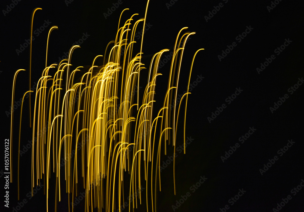 malowane światłem, obraz świetlny z wzorami i kształtami, abstrakcyjna fotografia z poruszającymi się światłami, Blurred Light painting, żółte maziaje świetlne, light painting photography, abstarct