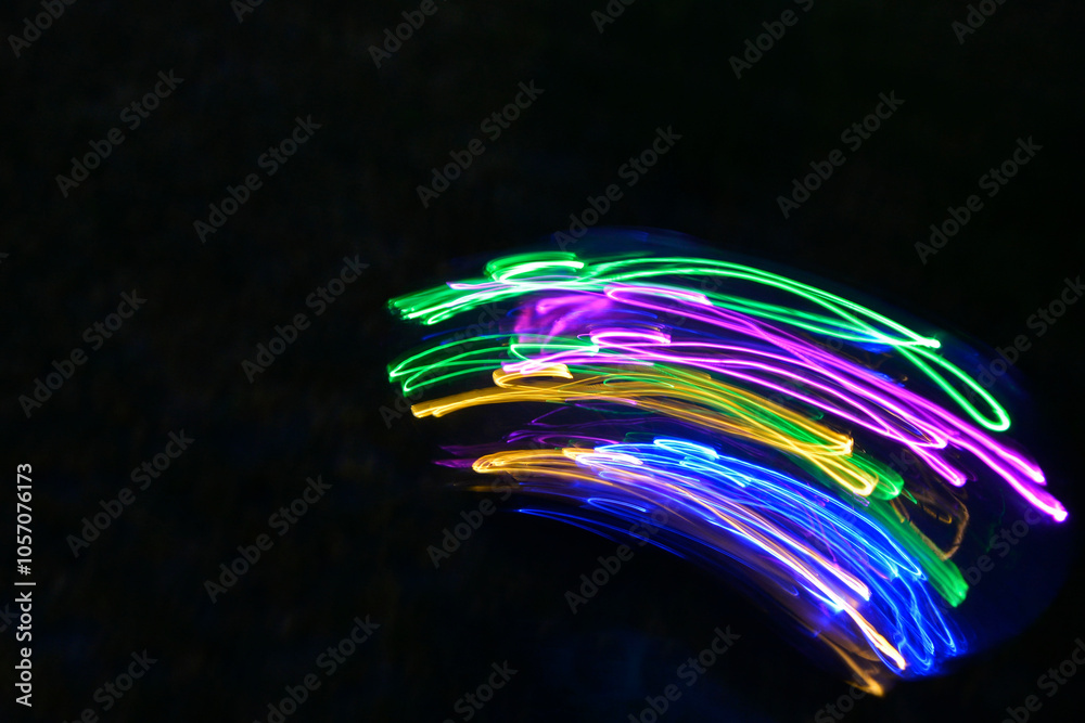 malowane światłem, obraz świetlny z wzorami i kształtami, abstrakcyjna fotografia z poruszającymi się światłami, Blurred Light painting, kolorowe linie świetlne, light painting photography, abstarct