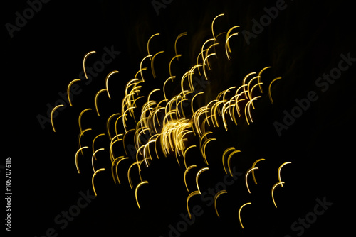 Obraz na płótnie malowane światłem, obraz świetlny z wzorami i kształtami, abstrakcyjna fotografia z poruszającymi się światłami, Blurred Light painting, żółte maziaje świetlne, light painting photography, abstarct w salonie