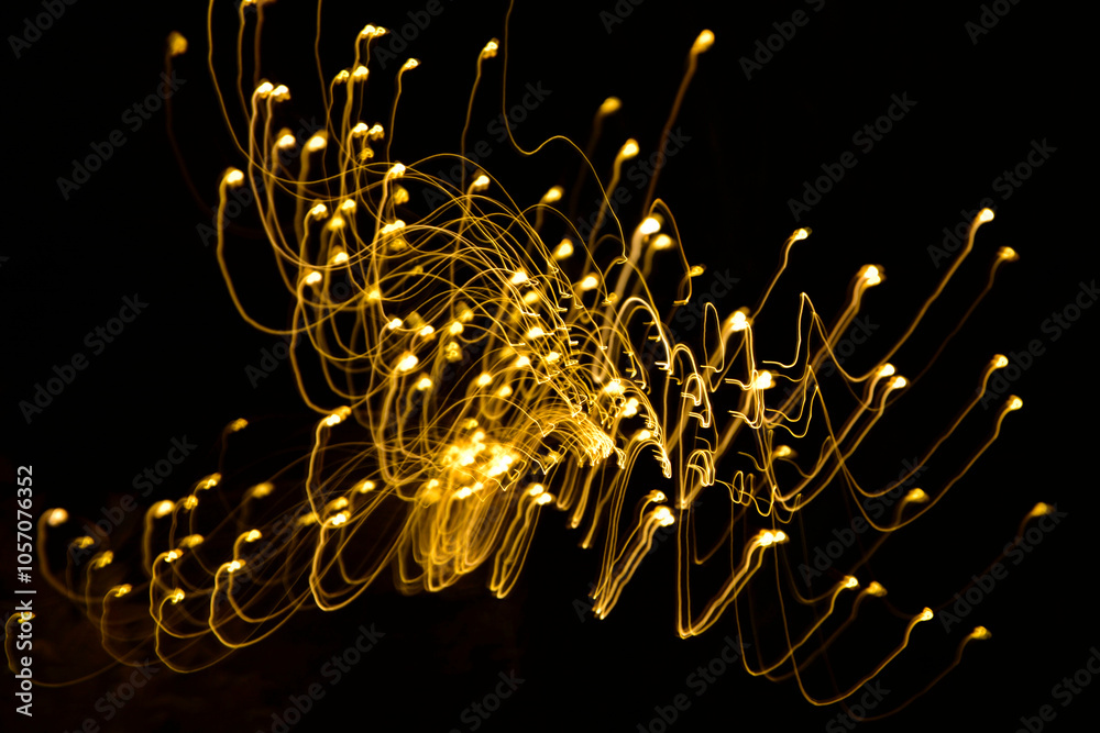malowane światłem, obraz świetlny z wzorami i kształtami, abstrakcyjna fotografia z poruszającymi się światłami, Blurred Light painting, żółte maziaje świetlne, light painting photography, abstarct